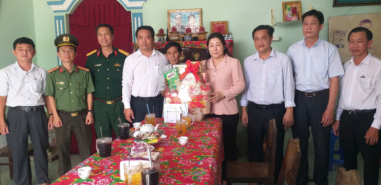 thuong-truc-dang-uy-hdnd-ubnd-xa-long-thanh-tinh-ang-giang-to-chuc-doan-di-tham-tang-qua-2-gia-dinh-chinh-sach-tren-dia-ban-xa-long-thanh