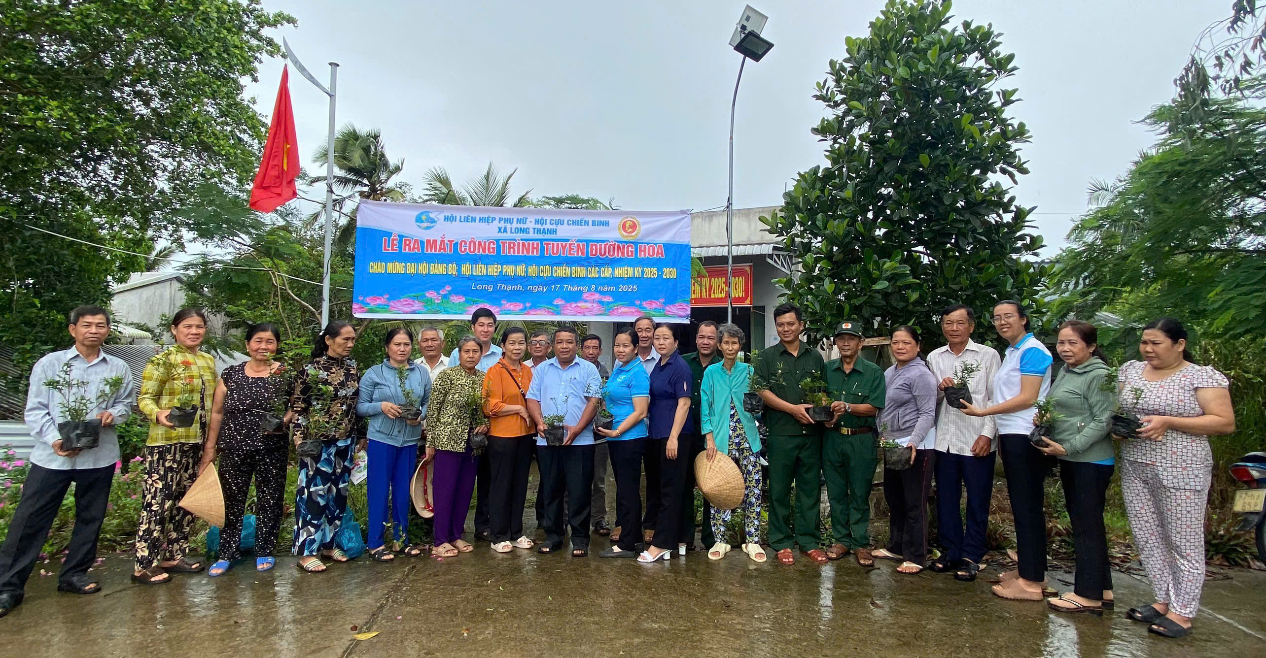 HỘI LIÊN HIỆP PHỤ NỮ VÀ HỘI CỰU CHIẾN BINH XÃ LONG THẠNH PHỐI HỢP RA MẮT CÔNG TRÌNH TUYẾN ĐƯỜNG HOA