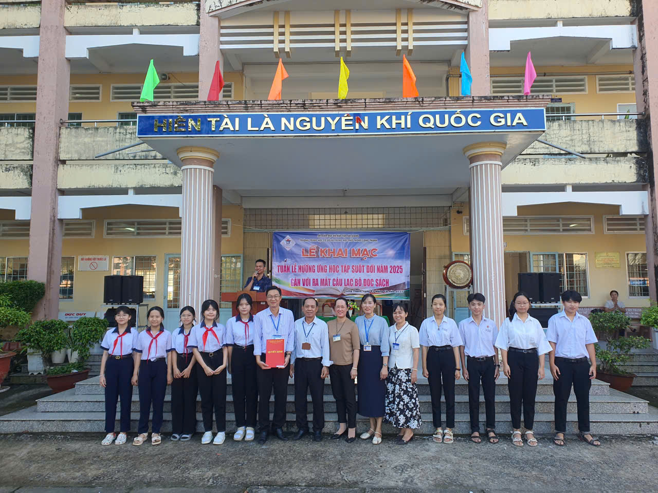 truong-thcs-va-thpt-long-thanh-khai-mac-tuan-le-huong-ung-hoc-tap-suot-doi-nam-2025