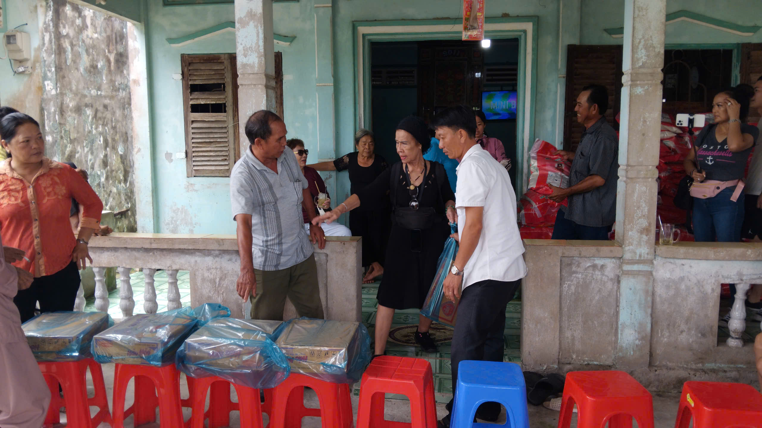 phat-100-suat-qua-tu-thien-cho-ba-con-ngheo-ap-nguyen-vu-xa-long-thanh